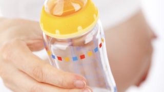 妊婦と哺乳瓶