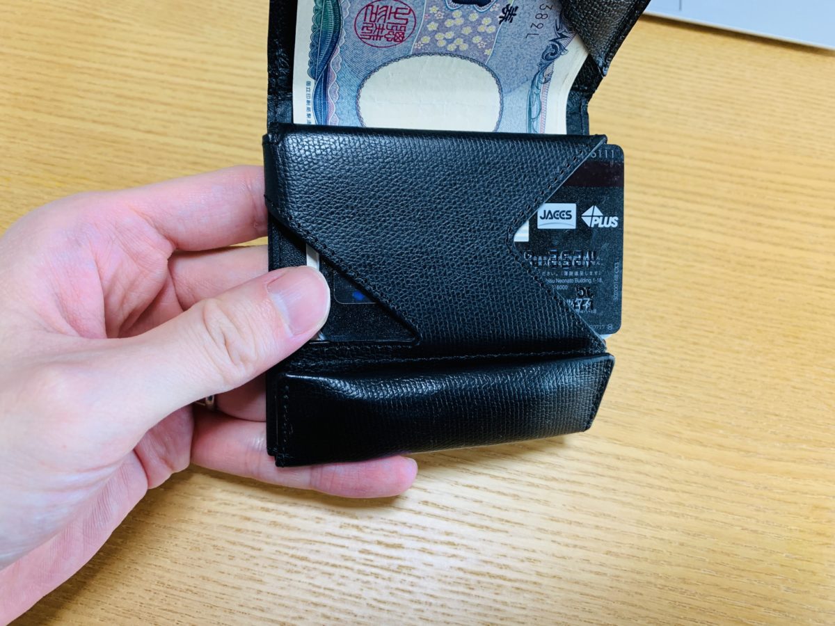 薄い財布　カードを出している